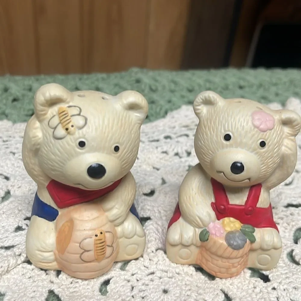 Vintage Cute Mama and Papa Bear Ceramic salt and pepper shakers